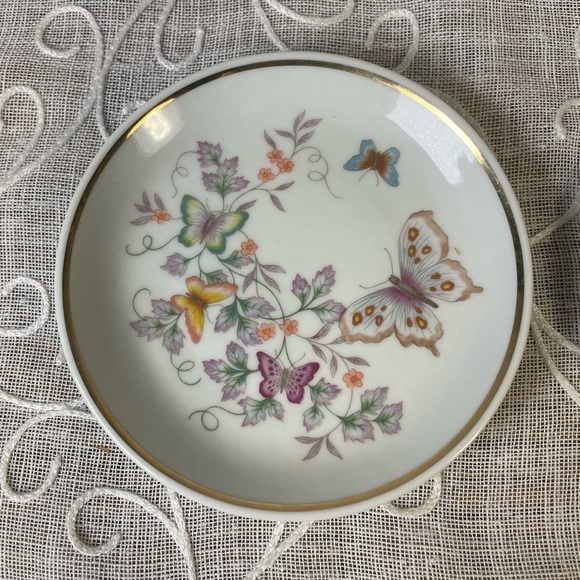 Vintage 1979 Butterflies Fine Porcelain Trinket Dish With 22K Gold Trim. 5” - Picture 3 of 4